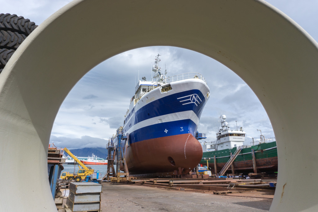 Un bateau en cale sèche sur le vieux-port de Reykjavík