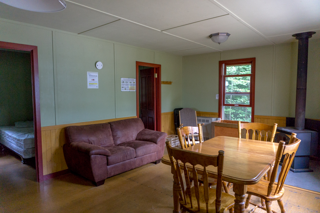 Salon et salle a manger - Parc national de Frontenac