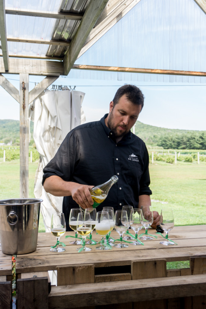 Hugues nous fait goûter au poiré mousseux - Domaine De Lavoie