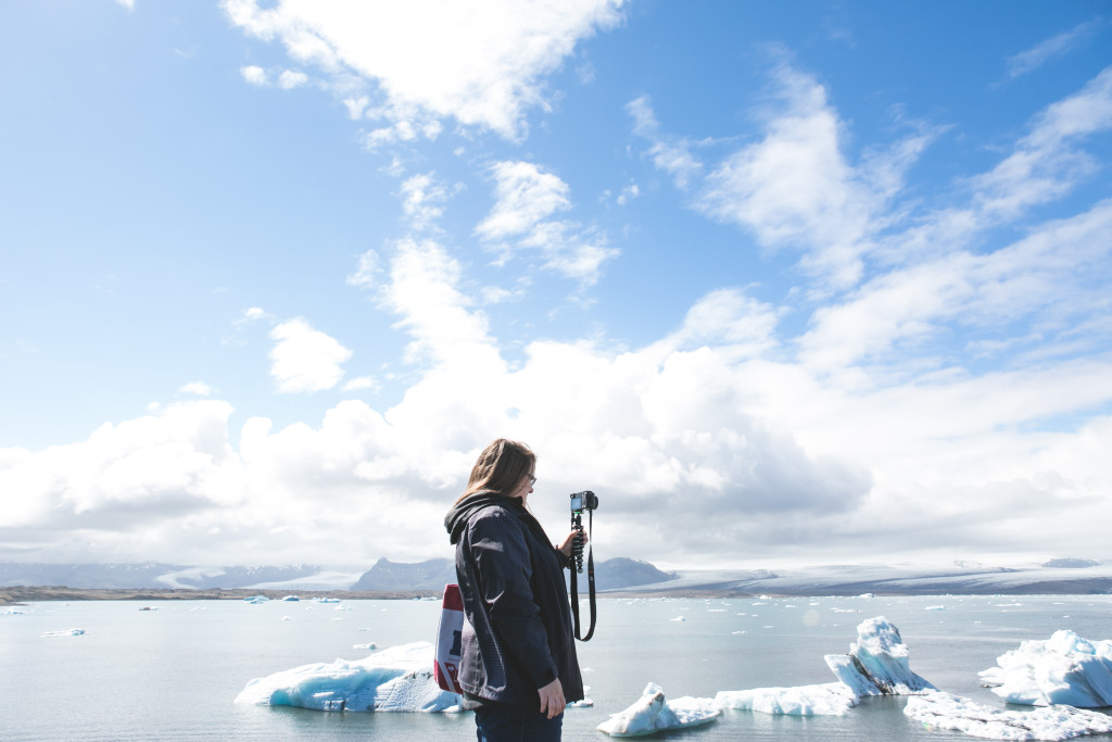 Jennifer à Jökulsarlon en Islande - Quoi mettre dans ses bagages pour l'Islande