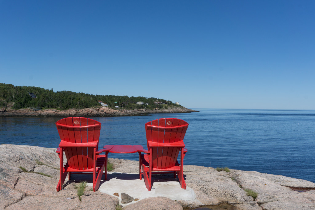 Les fameuses chaises rouges de Parcs Canada au Centre de découverte du milieu marin