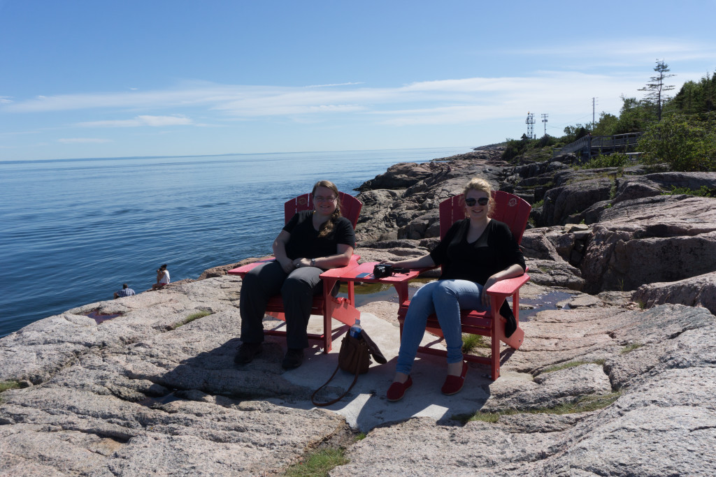 Petite pause détente sur les chaises rouges de Tadoussac/Les Escoumins