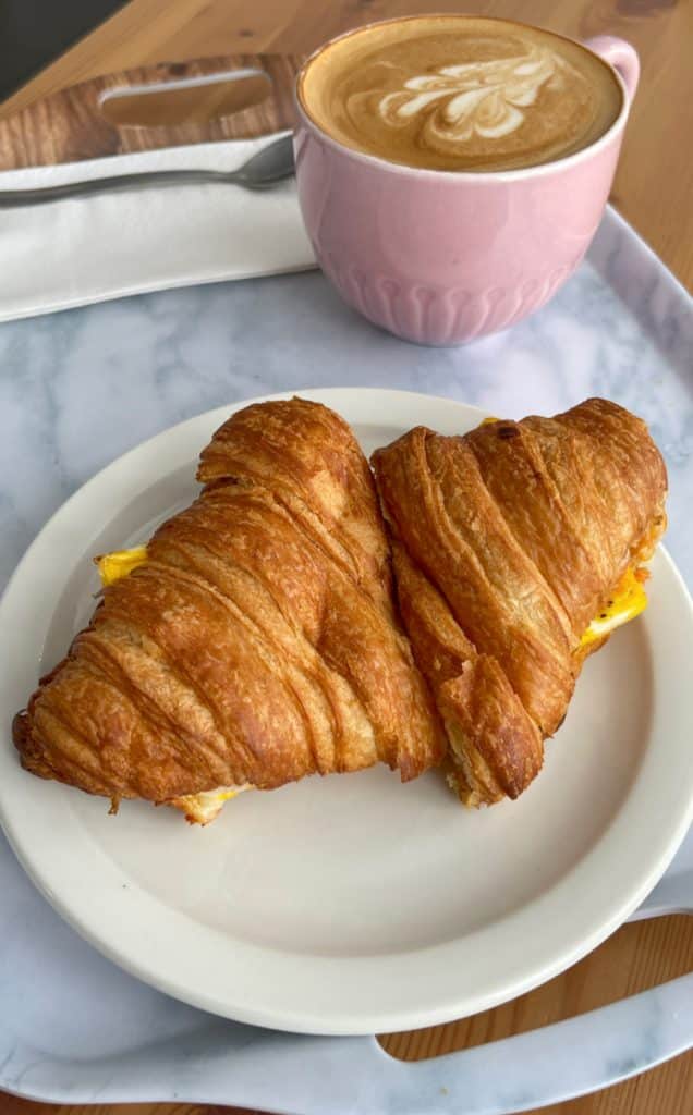 Croissant-déjeuner au Café Blanc Pur de Beloeil