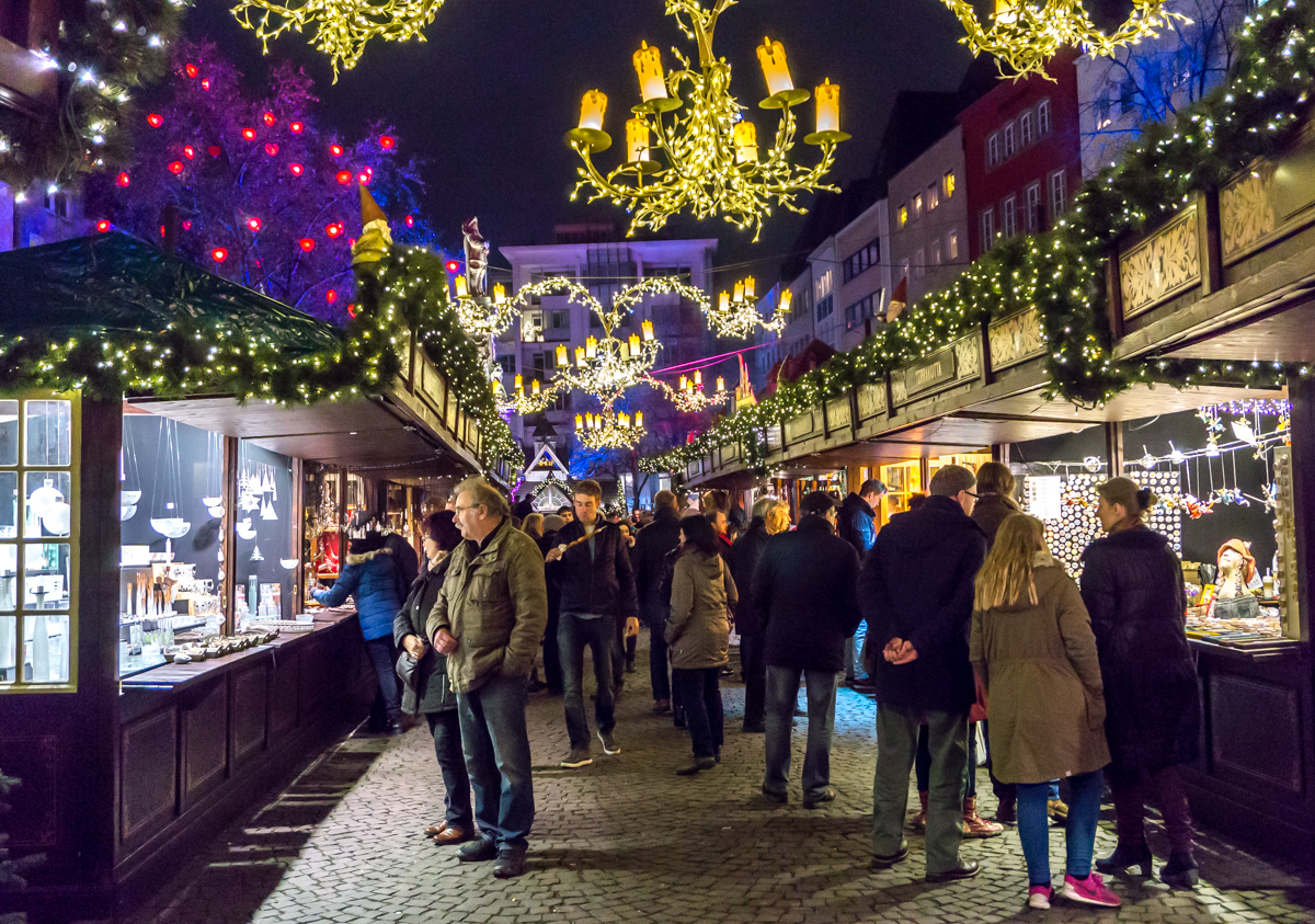 Allées de Heumarkt avec la patinoire du marché de Noël allemand de Cologne