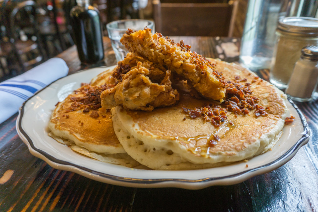 Crêpes au poulet pané et bacon - Jacob's Pickles - Brunch à New York City