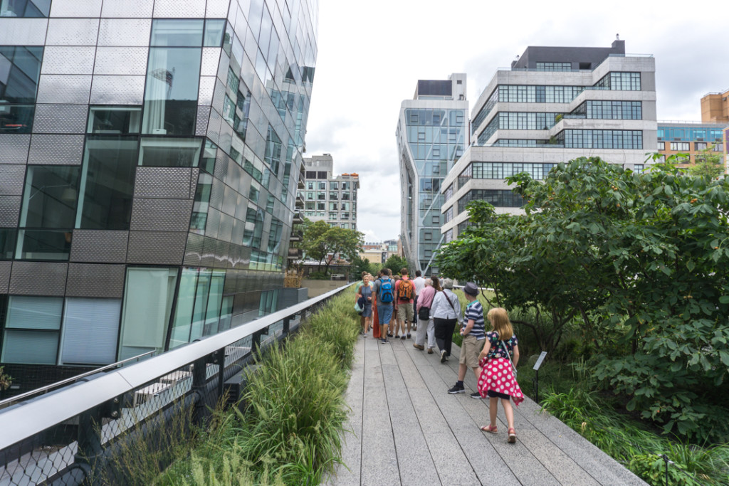 Entre les buildings sur la Highline en voyage à New York