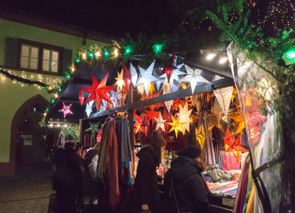 Étoiles scintillantes - Marché de Noël de Freiburg, Allemagne