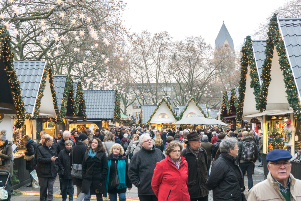 Gens au marché Altmarkt de Cologne, Allemagne