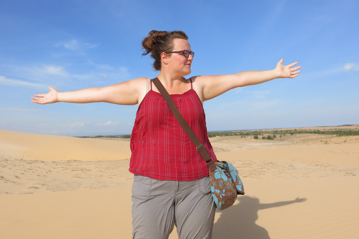 Jennifer Doré Dallas dans le désert blanc de Mui Ne, Vietnam