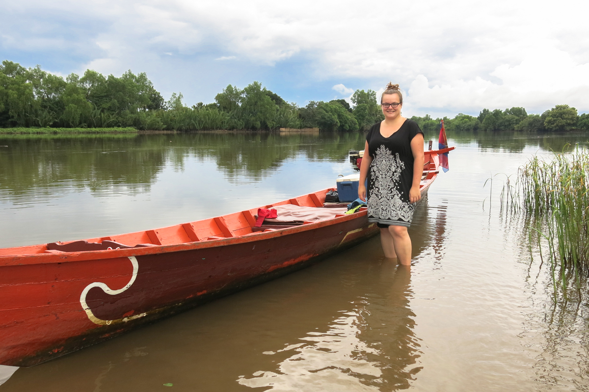 Jennifer Doré Dallas sur la rivière à Kampot au Cambodge