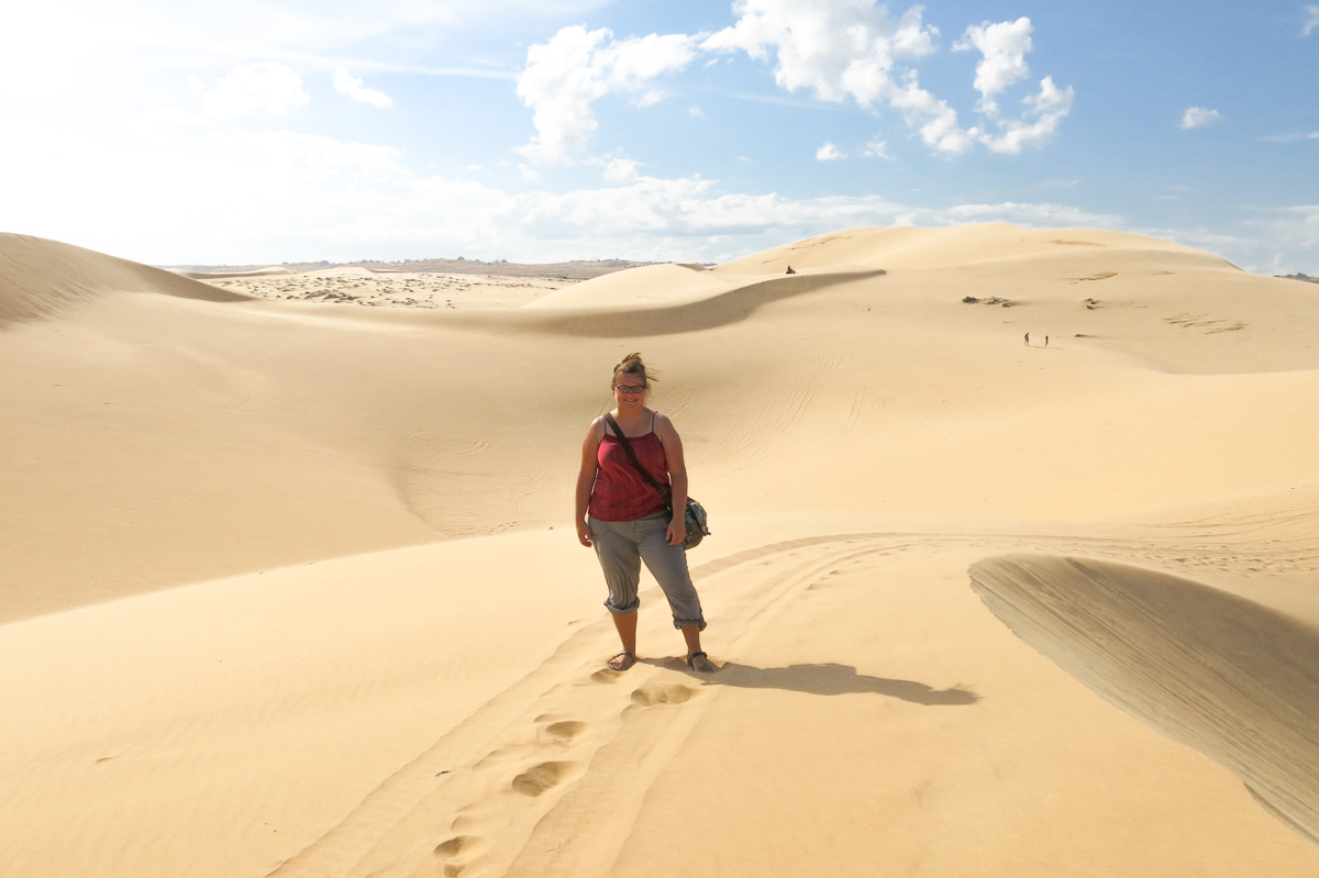 Jennifer dans le désert de Mui Ne au Vietnam