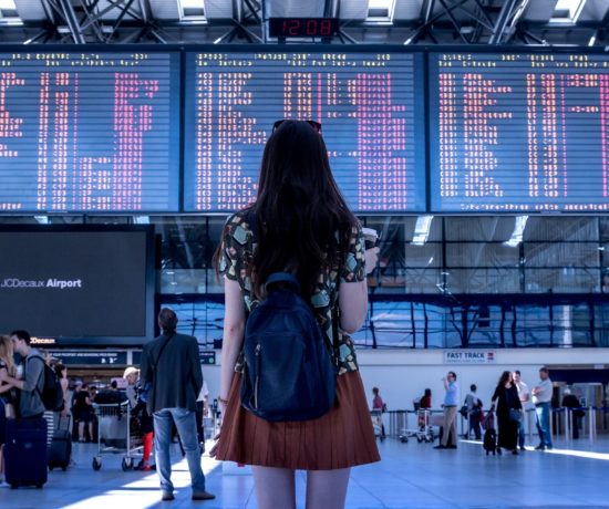 Voyage d'une femme seule devant le babillard de l'aéroport - Jan Vasek de Pixabay