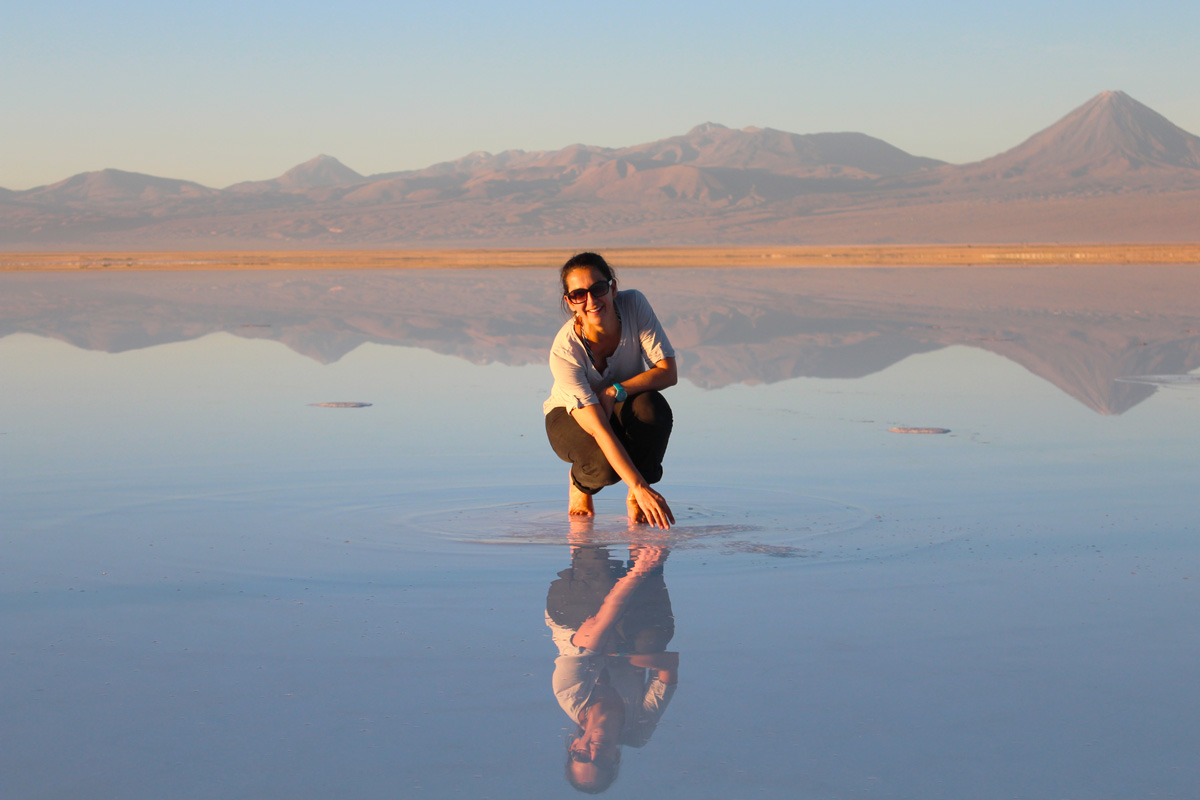 Voyager seule au Lac Tebenquiche dans le désert d'Atacama au Chili