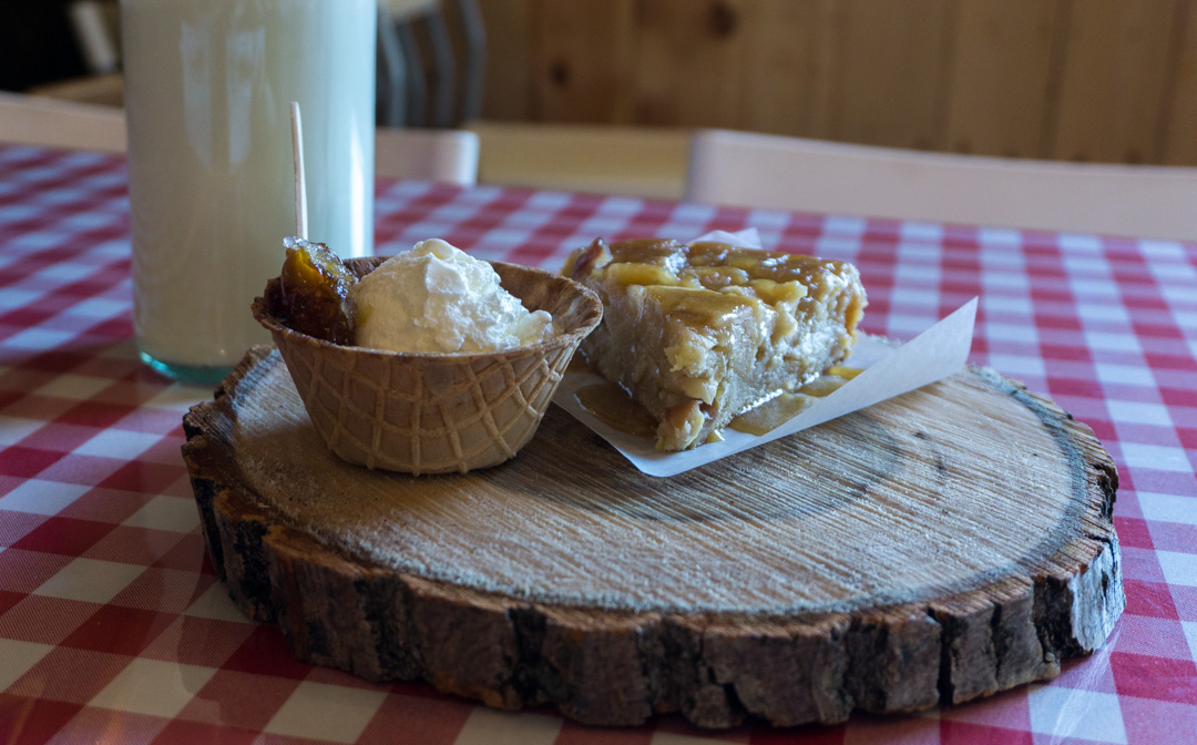 Tarte aux pommes et à l'érable avec crème glacée et tire d'érable.