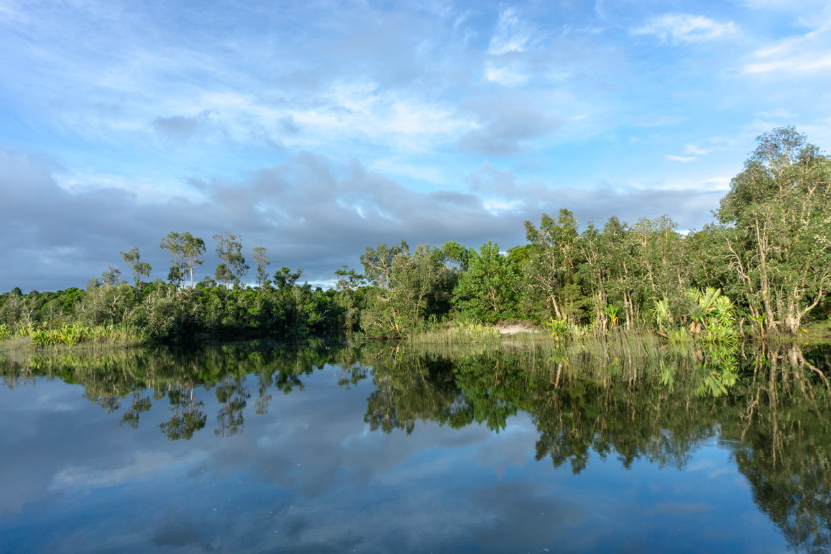 Vue sur le canal des Pangalanes de Madagascar qui reflète comme un miroir au petit matin