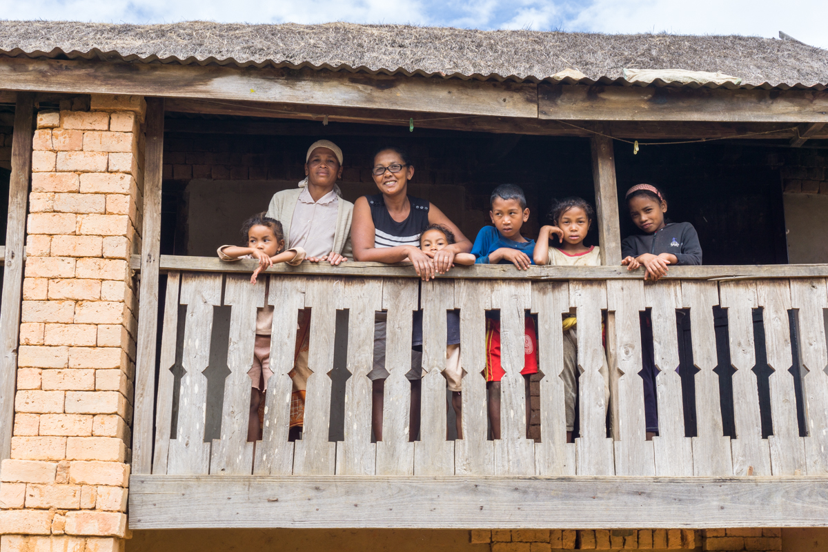 Toute la famille au balcon après le lunch villageois à Anjozorobe, Madagascar