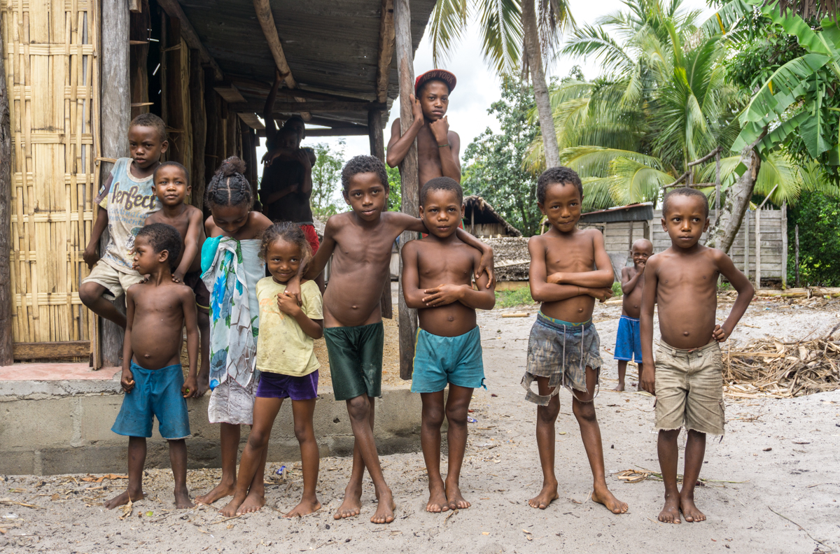 Groupe d'enfants qui voulaient se faire photographier à Vohibola, Madagascar