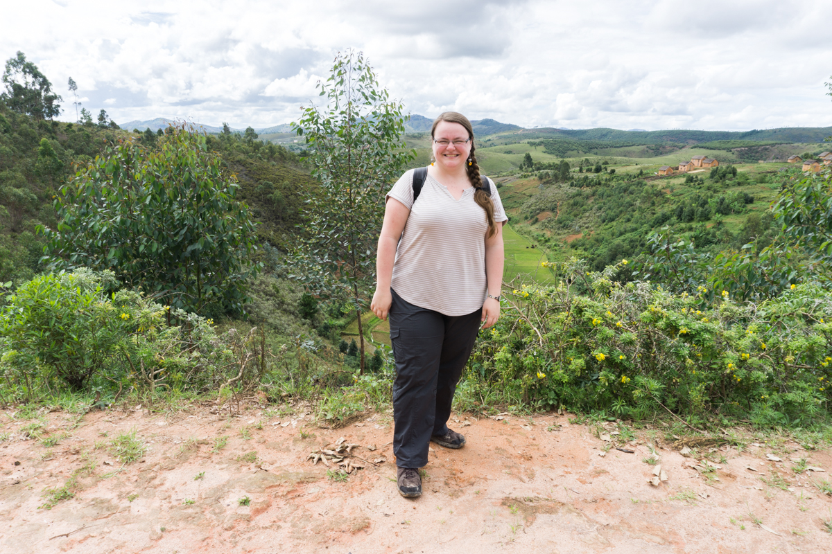 Jennifer juste devant une vue sur les rizières d'Anjozorobe