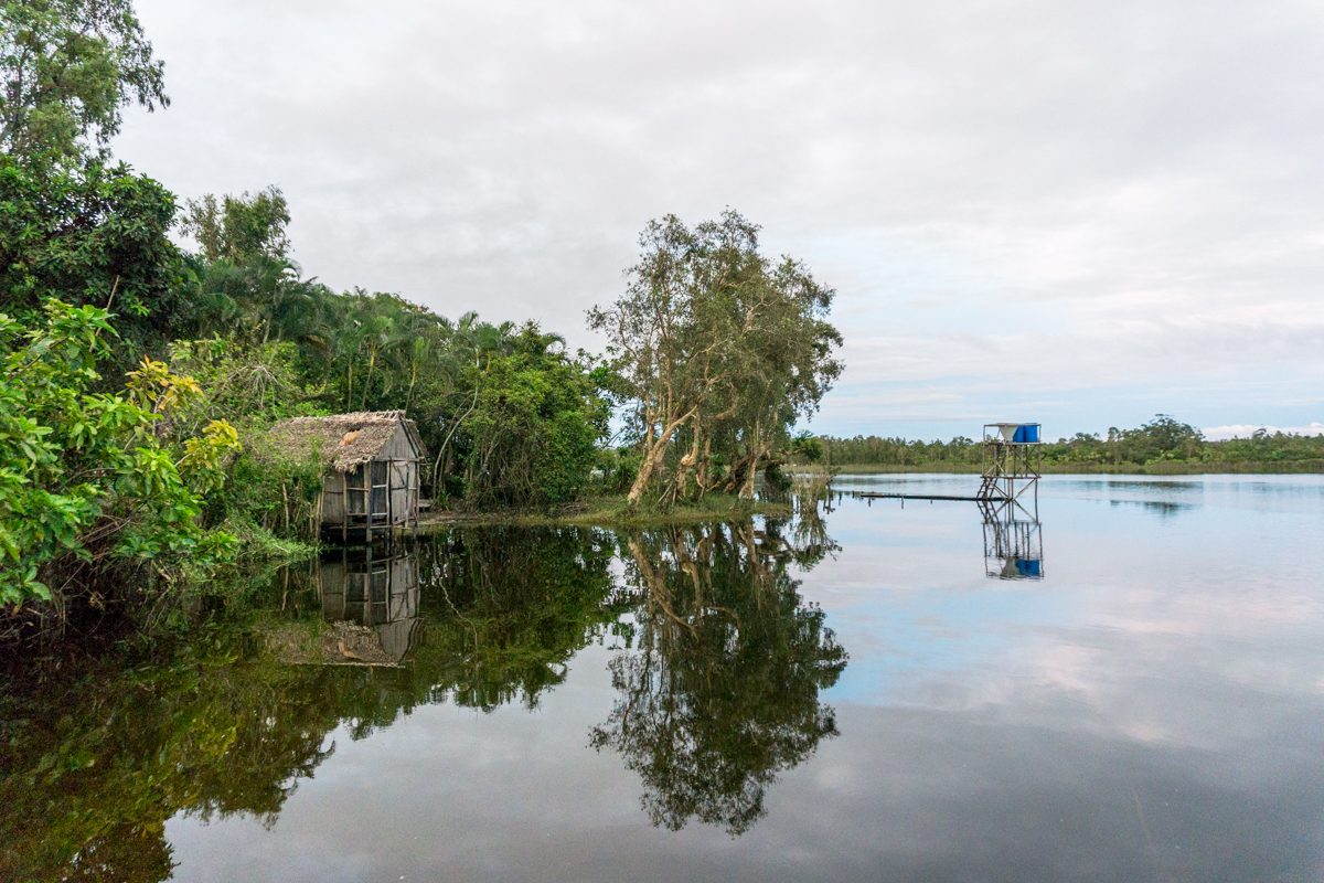 Promenade en bateau au lever du jour sur le canal des Pangalanes en voyage solidaire à Madagascar