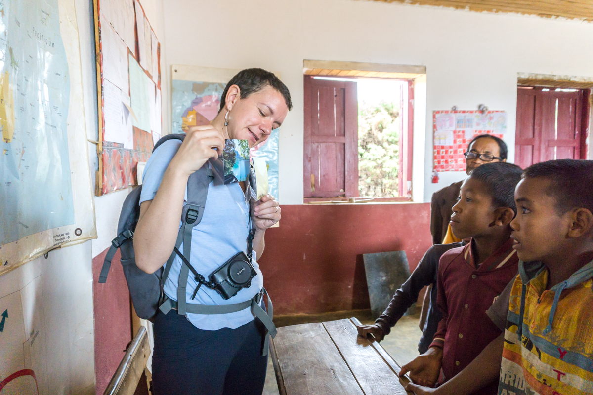 Aurélie de Curieuse voyageuse devant la classe à Anjozorobe, Madagascar