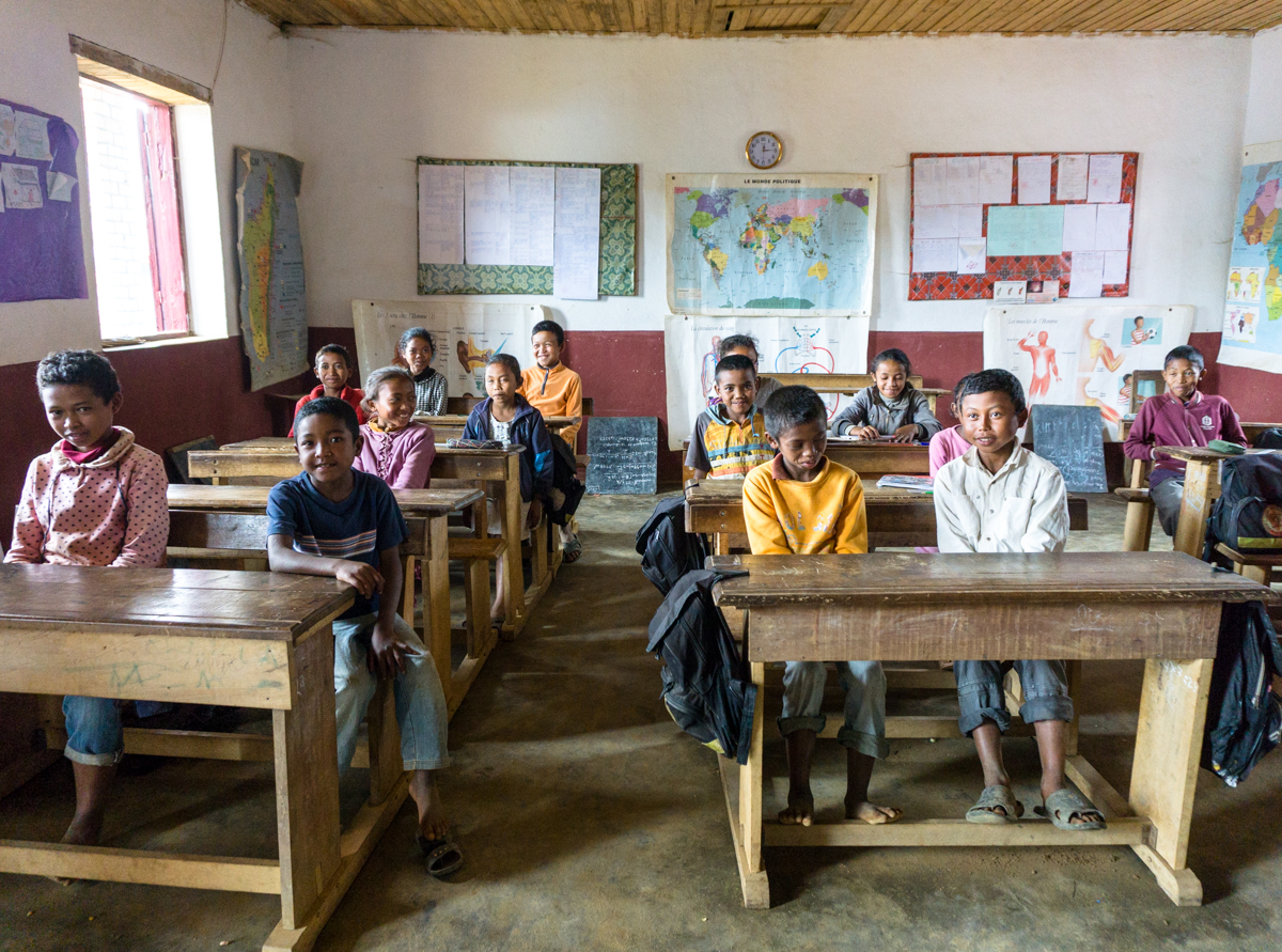 Classe pleine d'élèves à Anjozorobe, Madagascar