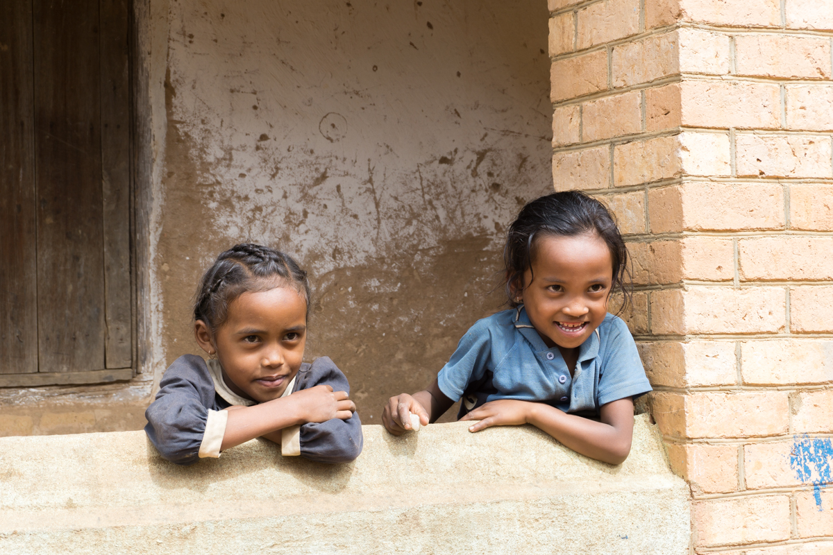 Deux enfants malgaches tout sourires pour ma première fois à Madagascar