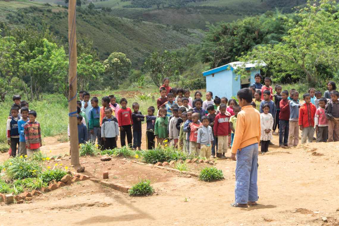 Enfants qui chantent l'hymne national malgache