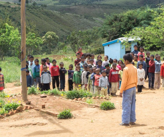 Enfants qui chantent l'hymne national malgache