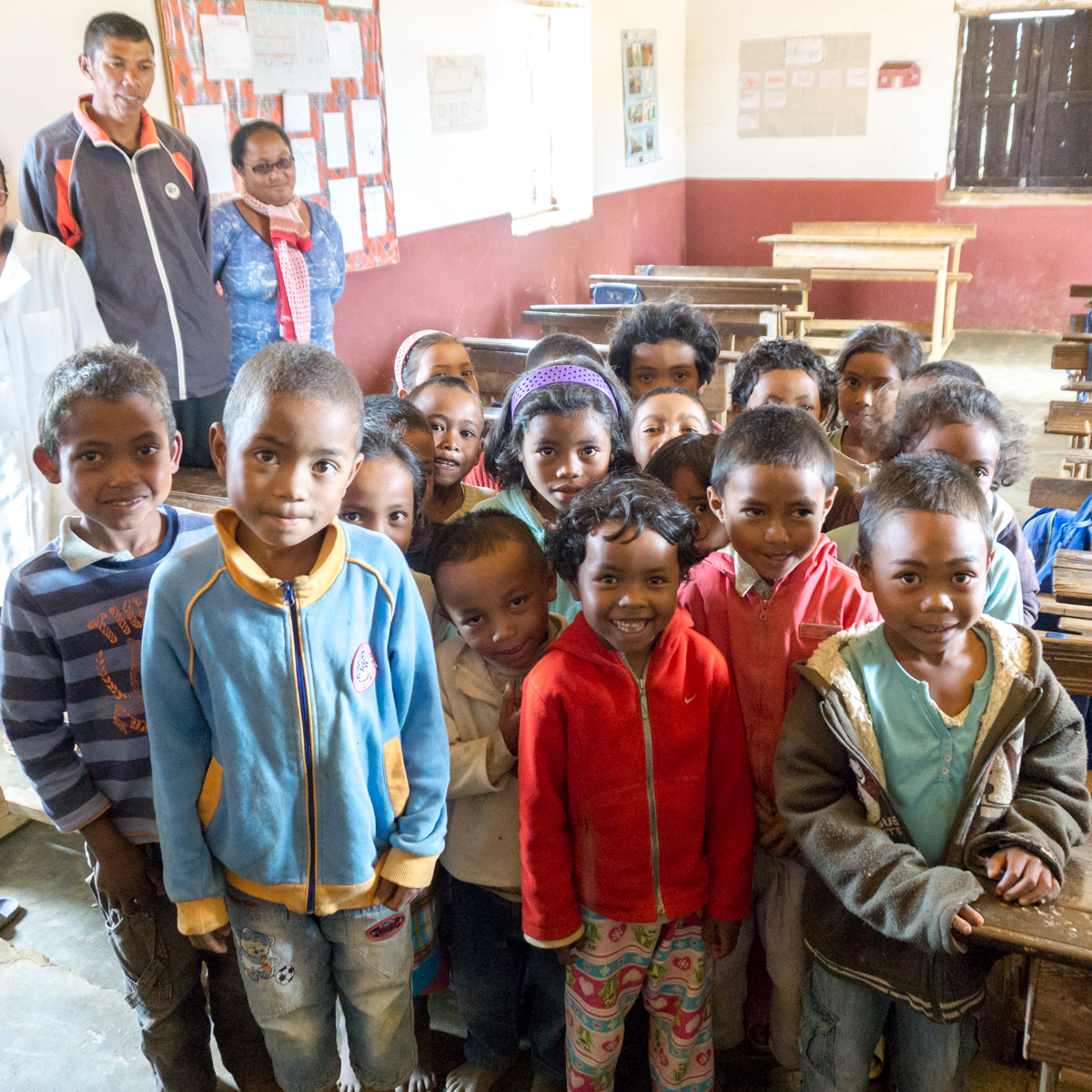 Les enfants de Madagascar devant nous dans la classe d'Anjozorobe, Madagascar