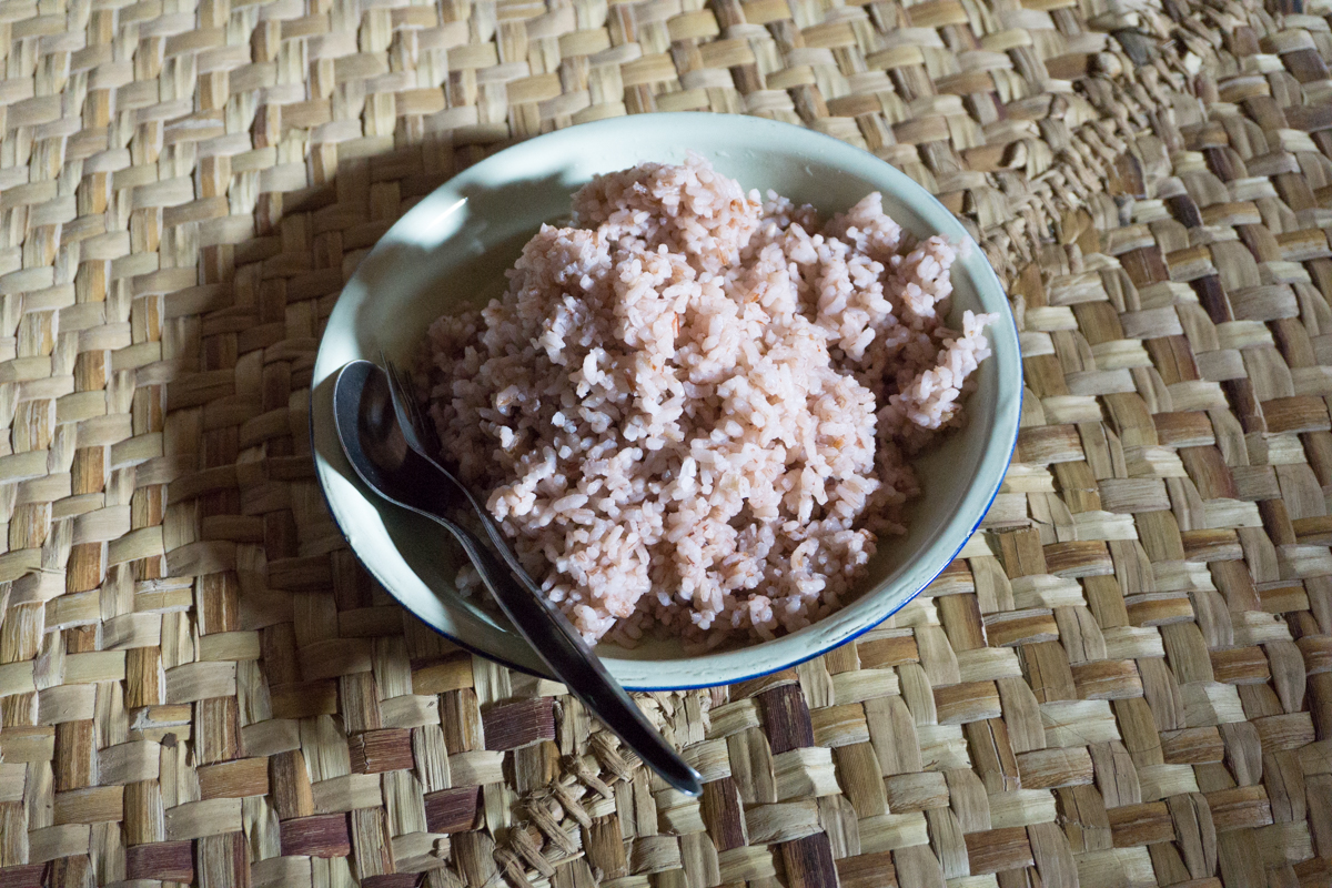 Riz rouge dans un bol à Anjozorobe, Madagascar