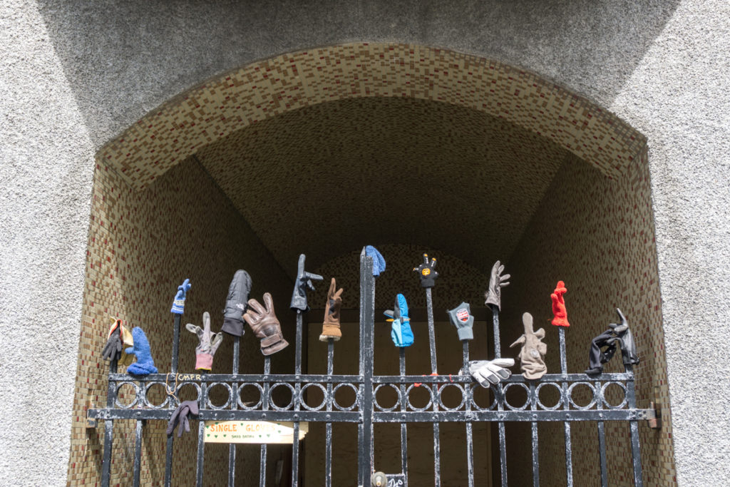 Gants abandonnés dans la rue Laugavegur de la capitale islandaise