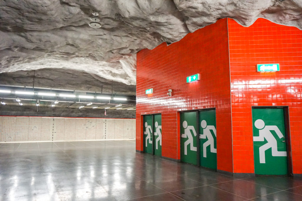 Galerie d'art dans le métro de Stockholm en Suède - Station Universitetet