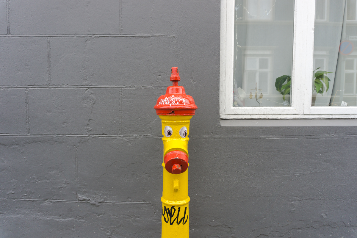 Drôle de bouche d'égoût dans les rues de Reykjavik