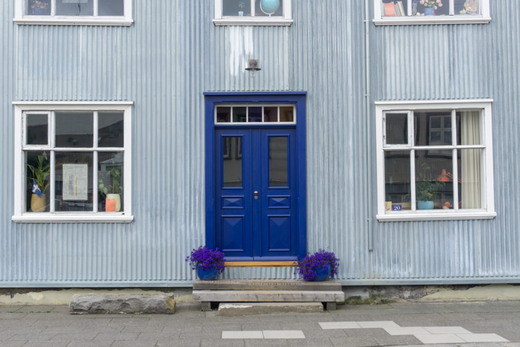 Porte bleue dans les rues de Reykjavik