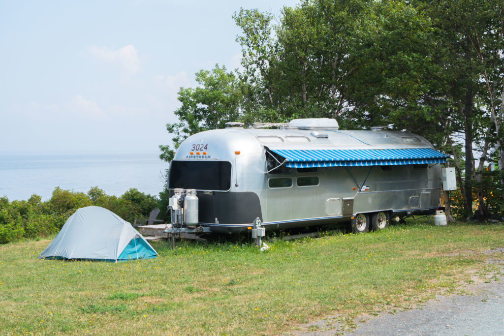 Airstream vintage et tente en camping à Petit-Rocher