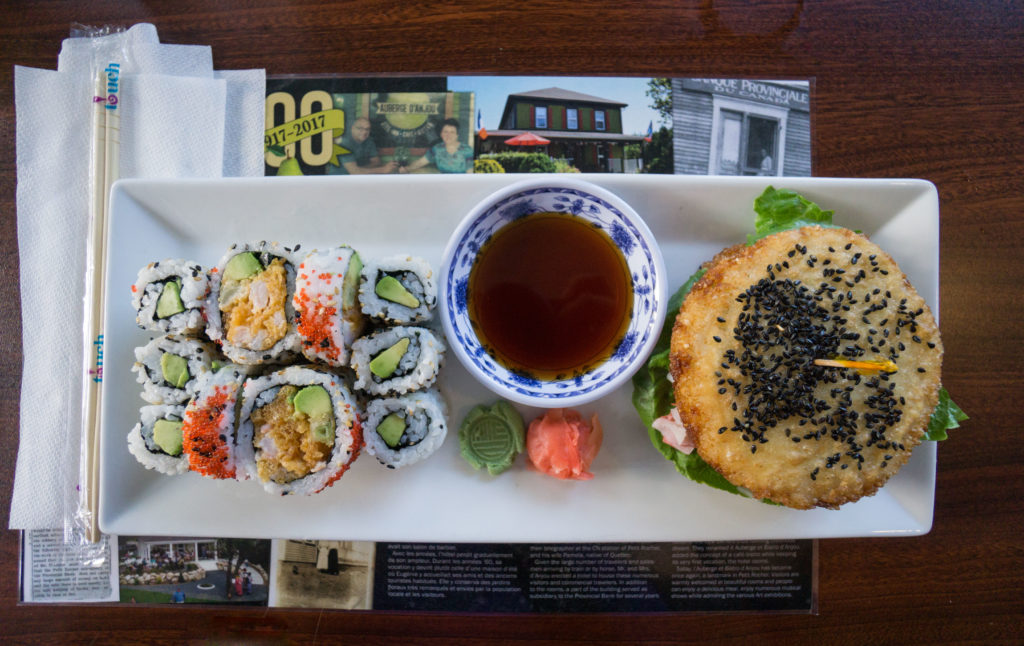 Assiette de sushis à l'Auberge-bistro d'Anjou de Petit-Rocher dans la région Chaleur du Nouveau-Brunswick