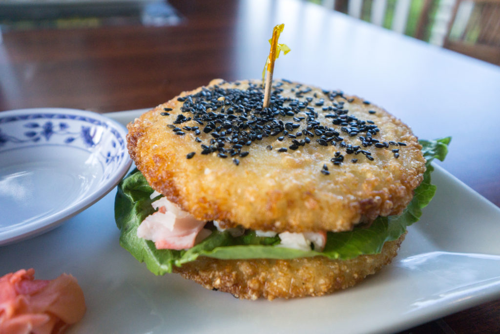 Burger-sushi à l'Auberge bistro d'Anjou de Petit-Rocher - Quoi manger au Nouveau-Brunswick?