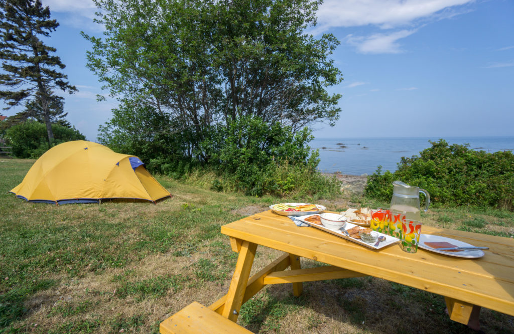 Camping - Tente et table de pique-nique à Petit-Rocher-Nord au Nouveau-Brunswick