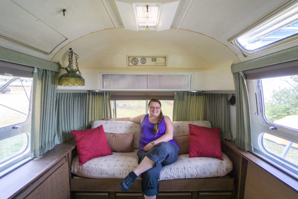 Jennifer dans le Airstream vintage à Le Camping Au Rocher Boisé