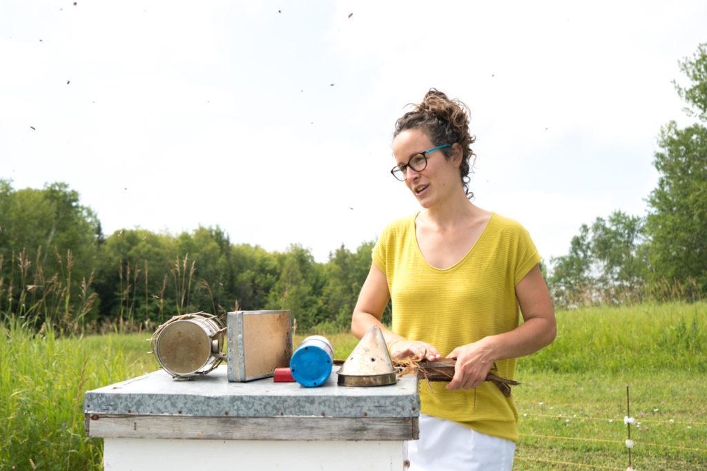 Marie-Christine - Miellerie Charlo avec la ruche