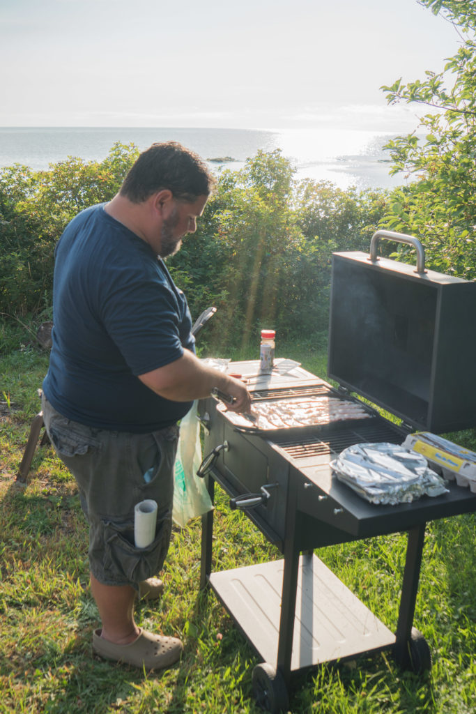 Le maire Paolo Fongemie nous fait à déjeuner sur le barbecue