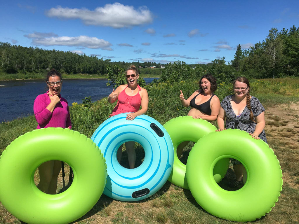 Quatre filles en tubing à Miramichi - Nouveau-Brunwick