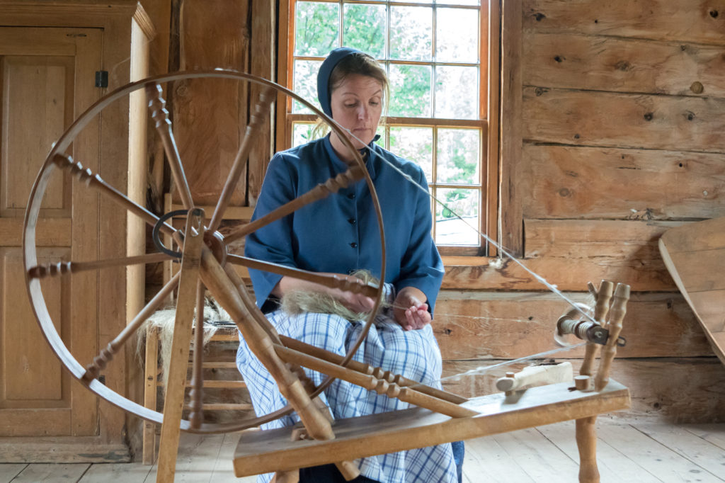 Tisseuse au village historique acadien de Caraquet - Péninsule acadienne