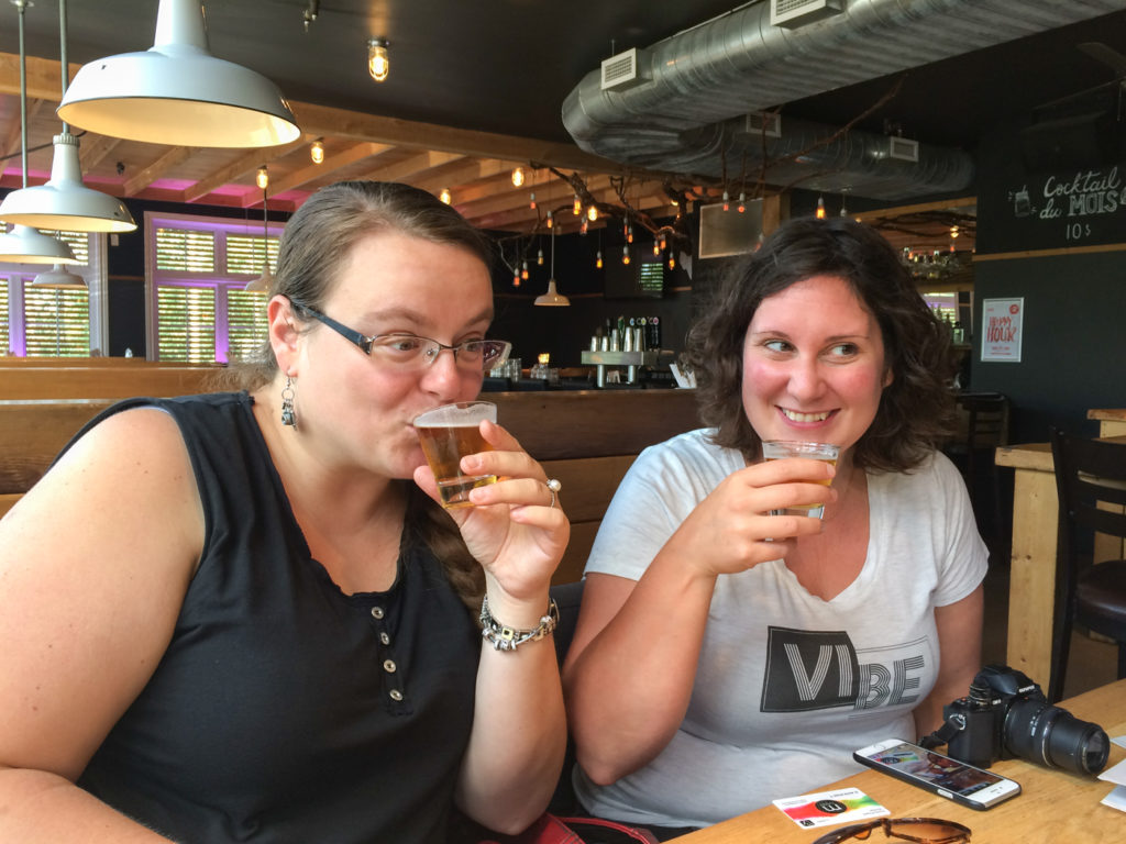 Annie Picard et Jennifer Doré Dallas en train de déguster des bières