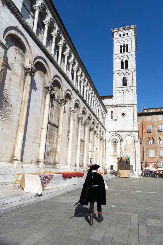 Au pied de l'église San Michele in Foro