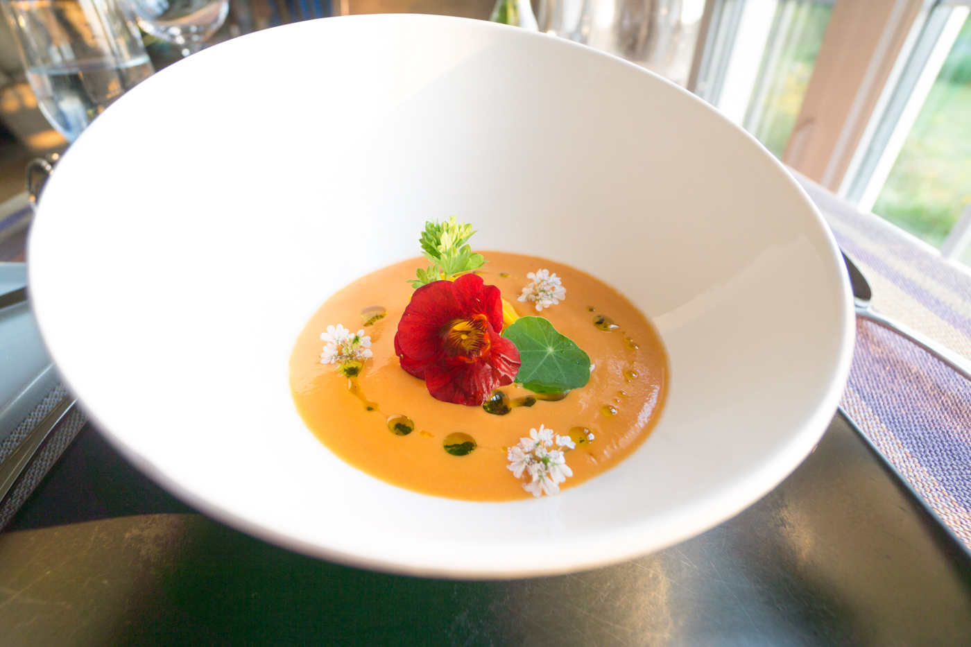 Auberge Haut Bois Dormant - soupe avec fleurs