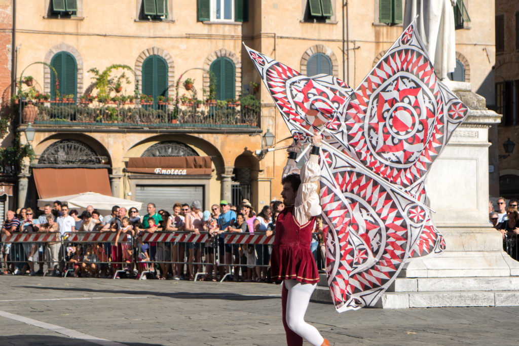 Lancer des drapeaux à Lucques, Italie