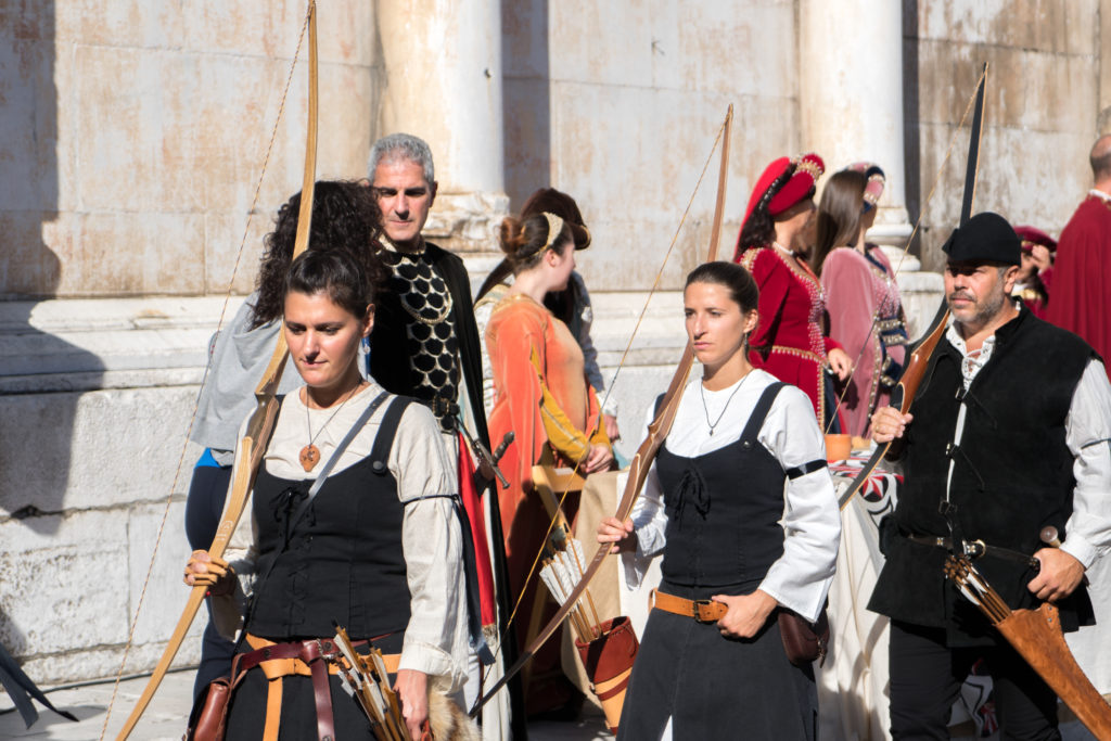 Les dames portent leurs arcs et flèches - Palio di Lucques