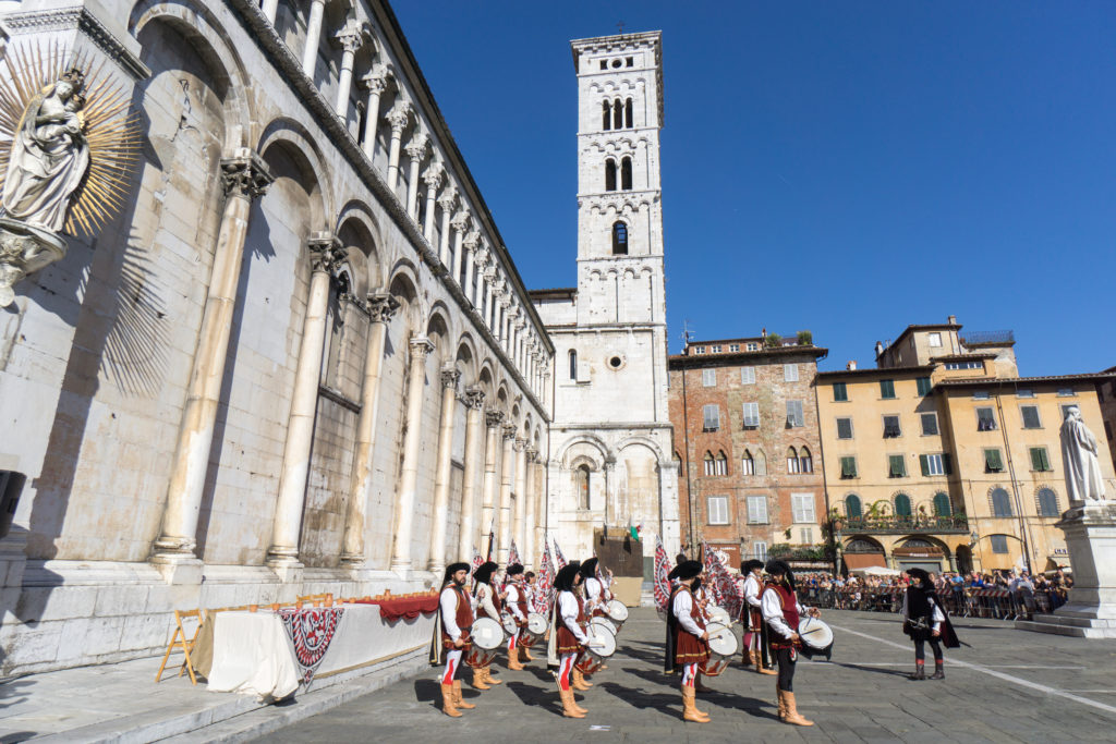 Les musiciens dans la Piazza San Michele de Lucques