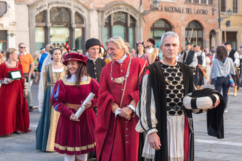 Les nobles arrivent au Palio à Lucca